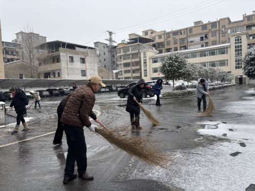 蘄春縣局浴“雪”奮戰(zhàn)保暢通，為民掃出“暖心路”