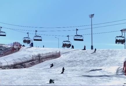 以雪為“媒”帶旺周邊產(chǎn)業(yè) 激活消費新動能