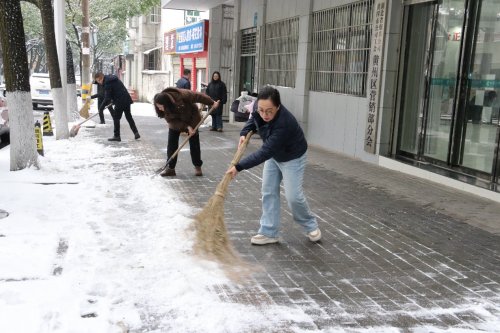 聞雪而動(dòng)顯擔(dān)當(dāng) 志愿服務(wù)暖民心