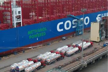 國內(nèi)首艘甲醇雙燃料加注船投入使用