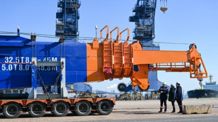 全球海工市場(chǎng)上起重量最大的伸縮臂吊機(jī)運(yùn)歐洲