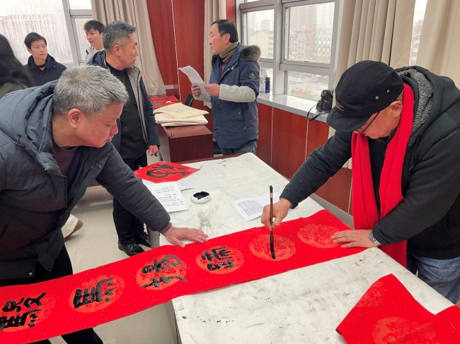 湖北武穴：翰墨為橋迎春意?同心一筆寫人情