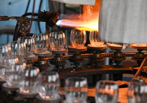 山西祁縣推動(dòng)智造轉(zhuǎn)型 擦亮玻璃器皿金字招牌