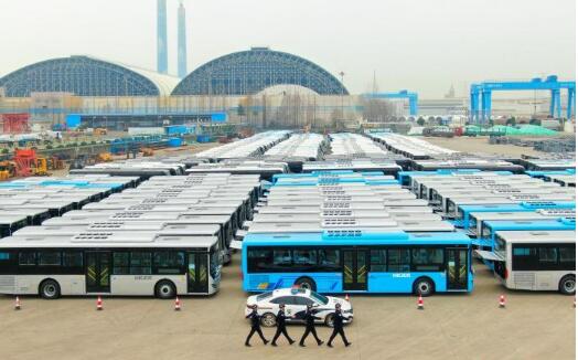 220輛國產(chǎn)客車從揚州港“登”船出海啟程赴阿爾及利亞