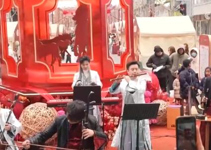 團聚新風尚、吃出新花樣、AI新體驗 新潮消費花式上新催生新春消費“潮”活力