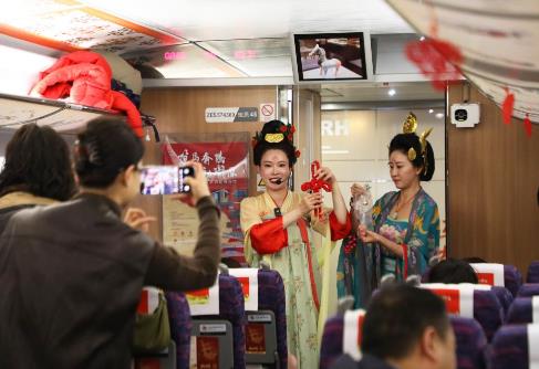 中國春運(yùn)列車化身傳統(tǒng)文化“流動(dòng)博物館”