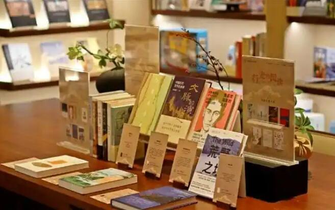 從5737本到5400公里：亞朵竹居發(fā)布2025年度閱讀數(shù)據(jù)與書單