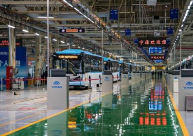 央媒看河南丨不靠海，如何才能遠(yuǎn)航？?jī)?nèi)陸城市企業(yè)“出?！睒颖居^察