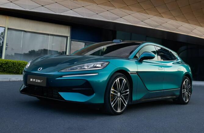 30萬級標(biāo)配“超跑同款”碳陶剎車，騰勢Z9GT改寫電動(dòng)性能車安全標(biāo)準(zhǔn)