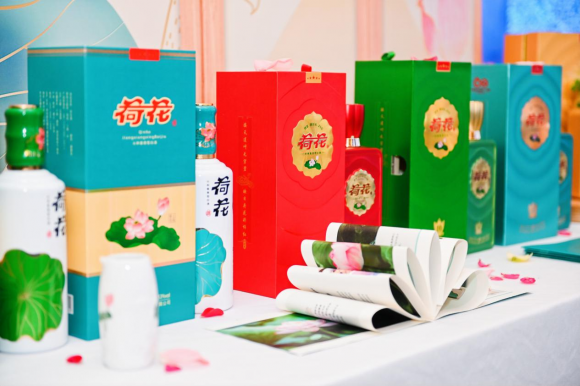 貴州荷花酒驚艷亮相永達(dá)峰會晚宴，為在場嘉賓帶來極高酒水體驗(yàn)