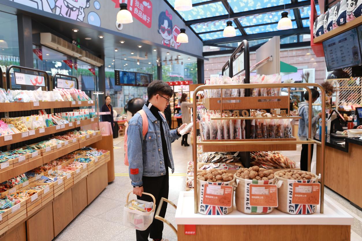 全能選手打造全域零售，良品鋪?zhàn)泳€上線上均衡發(fā)展建立護(hù)城河