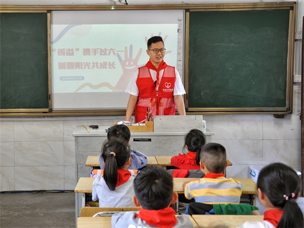  麗水遂昌縣煙草專賣局：“香溢”攜手過“六一” 播灑陽光共成長(zhǎng) 