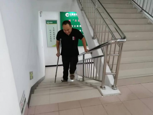 河南淮陽：三樓50個(gè)臺階 他足足走了20分鐘