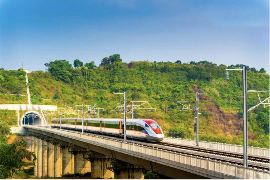 跟著中國(guó)高鐵走向世界，亨通智造護(hù)航雅萬(wàn)高鐵