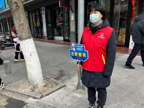 愛心值守路口 文明點(diǎn)亮出行