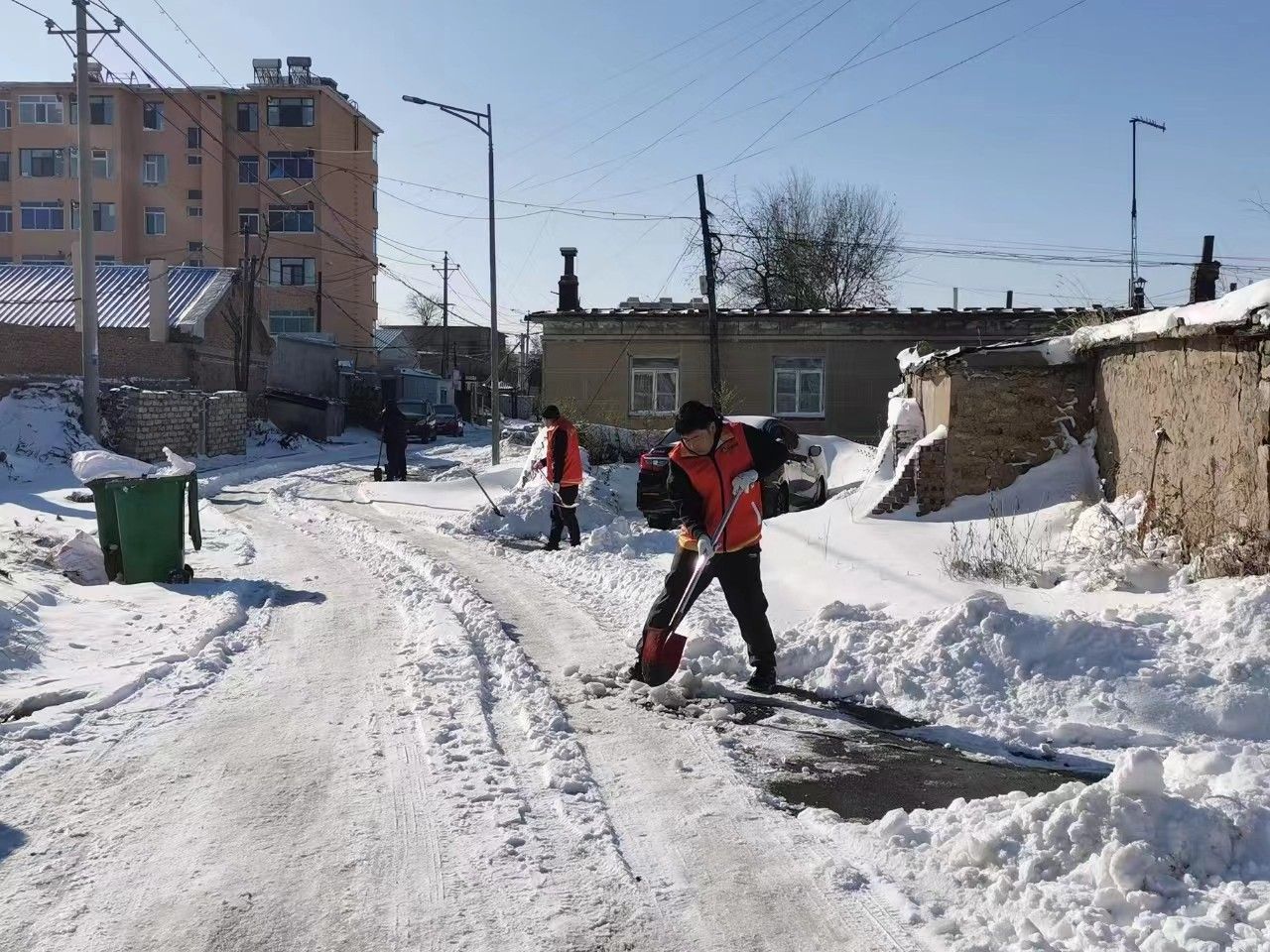 掃雪除冰在行動(dòng) 志愿服務(wù)暖人心