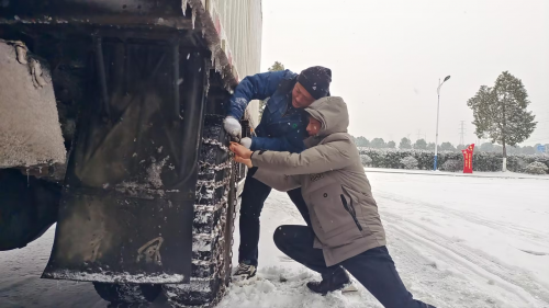 襄陽(yáng)煙草物流中心：浴“雪”奮戰(zhàn)守一線(xiàn)，擦亮“最美”物流藍(lán)