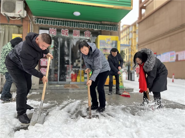  湖北松滋市煙草專賣局：組織志愿者掃雪除冰 