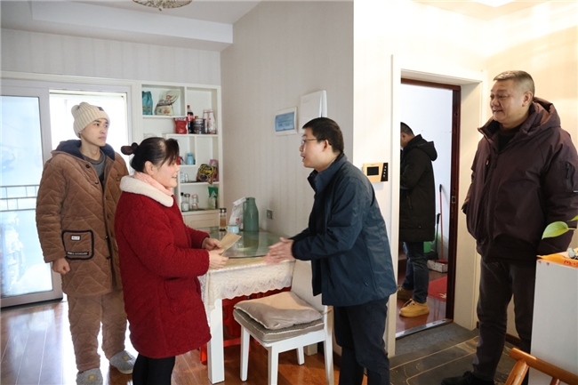  湖北省松滋市煙草專賣局：慰問幫扶傳真情 殷殷關(guān)切送溫暖 