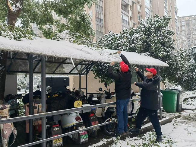 天寒人心暖 白雪映紅星——洪山煙草黨員志愿者開(kāi)展義務(wù)除冰雪活動(dòng)