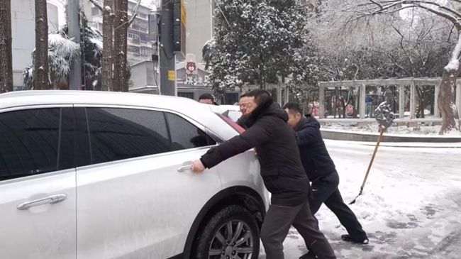 聞“雪”而動(dòng) 情暖金“岸”