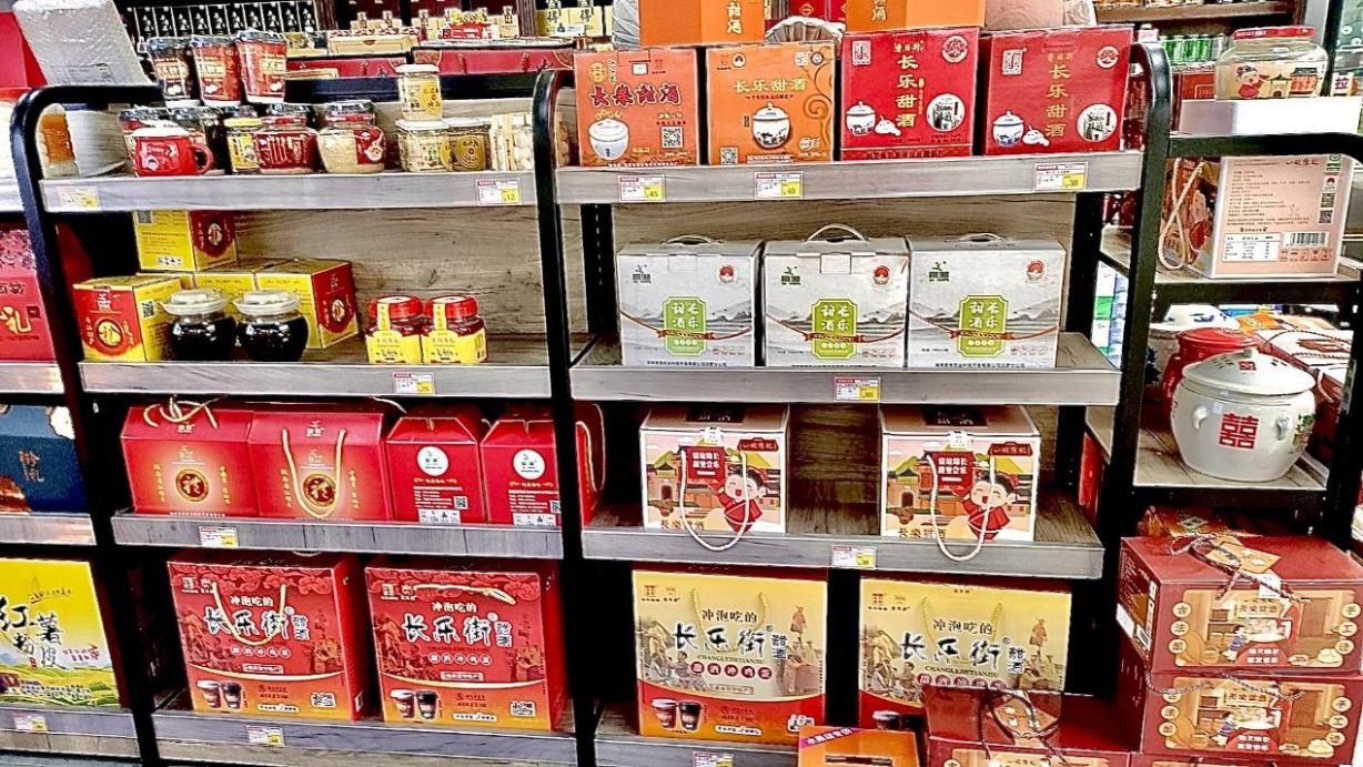 岳陽汨羅煙草：喜迎龍年經(jīng)營忙，小店年貨銷售旺