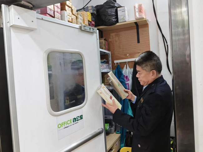 以實干書寫擔當 用奉獻踐行使命——記武漢洪山區(qū)局花山黨支部書記周衛(wèi)東