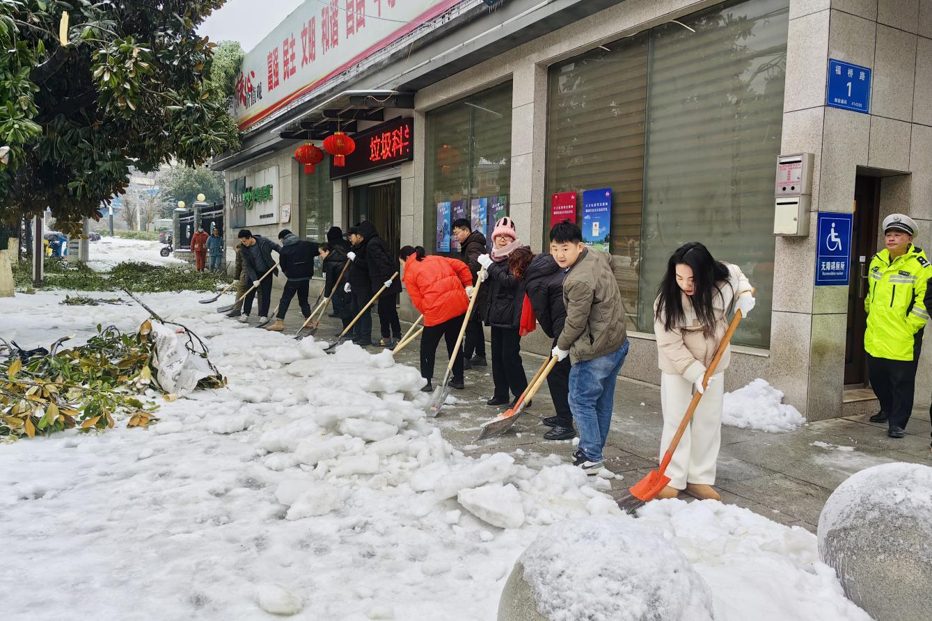 岳陽(yáng)臨湘煙草：破冰除雪保暢通，彰顯擔(dān)當(dāng)護(hù)平安