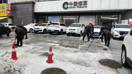 湖北浠水：戰(zhàn)凍雨護(hù)出行 深入前線除冰雪