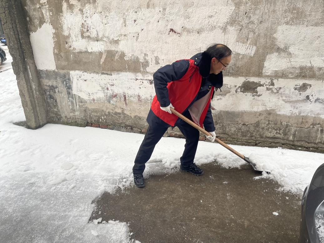 岳陽縣煙草專賣局：“浴”雪奮戰(zhàn)護平安 冰天雪地揚黨旗