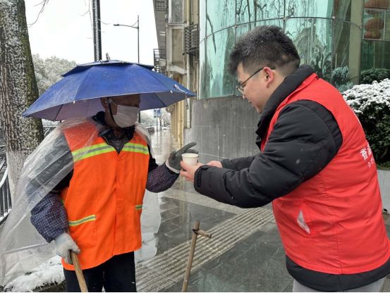 寒冬瑞雪兆豐年 “香溢”送暖志愿紅