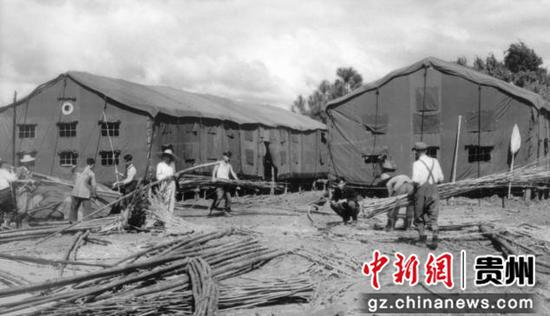 資料圖；水鋼創(chuàng)業(yè)者正在搭建帳篷房。六盤水市委宣傳部供圖