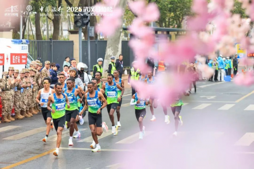 馬應(yīng)龍亮相武漢馬拉松，開(kāi)啟健康營(yíng)銷(xiāo)新篇章