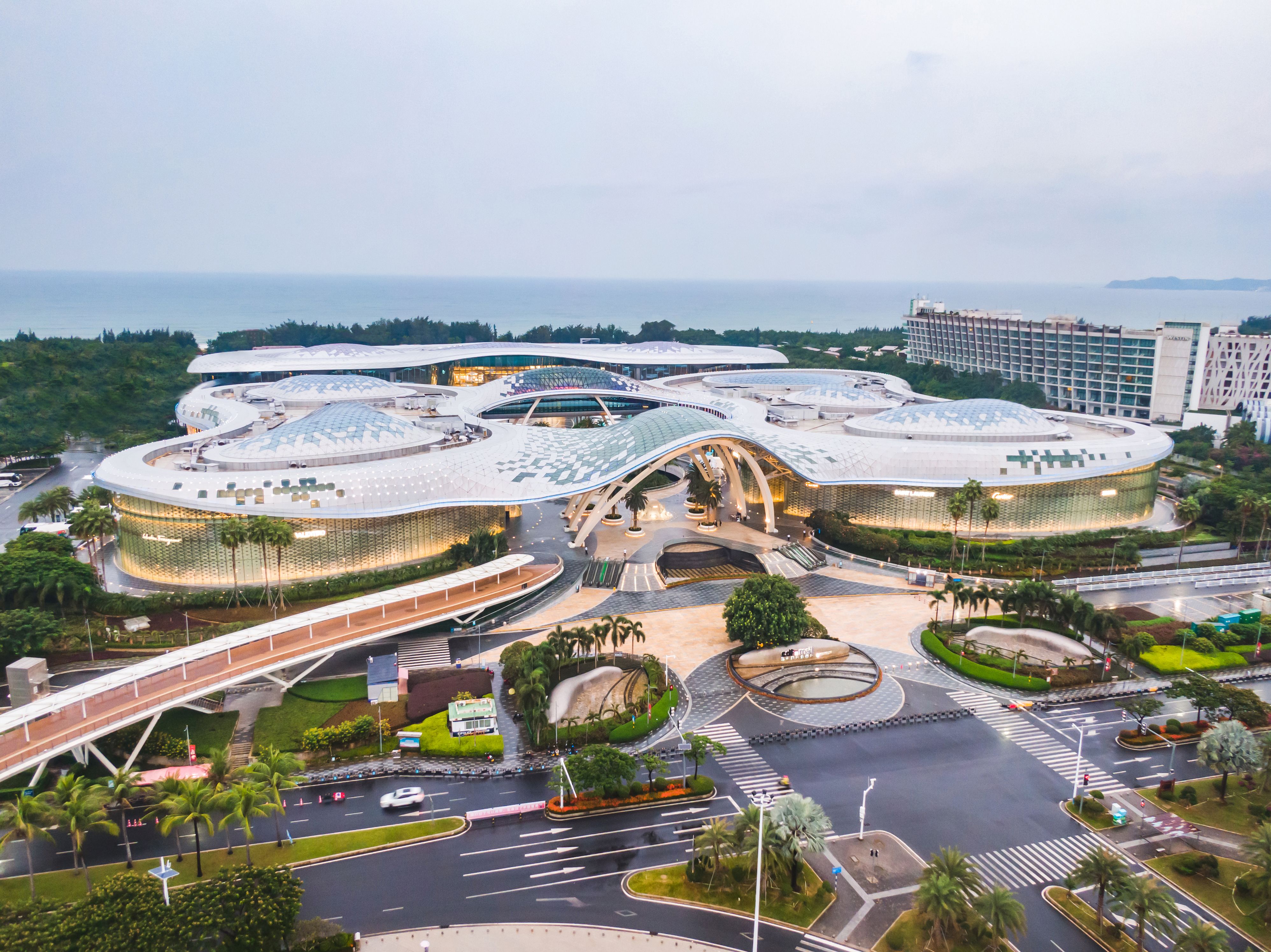 封關(guān)倒計(jì)時(shí)！中免集團(tuán)十余年深耕樹立海南離島免稅消費(fèi)新標(biāo)桿